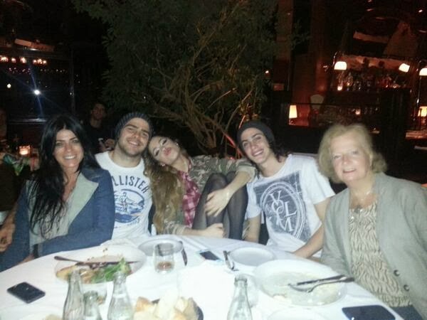 Tini de novia con Peter Lanzani - Página 3 FOTO3