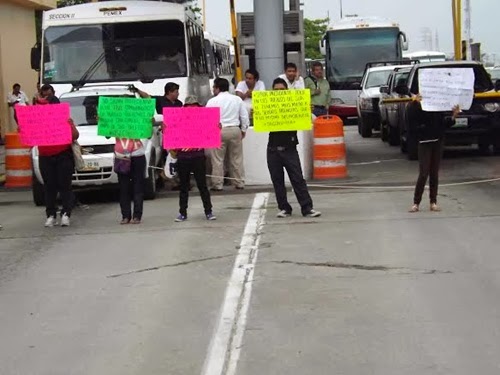 Tomaron puente Coatzacoalcos exigen aparición de chica levantada por policias Hhgh
