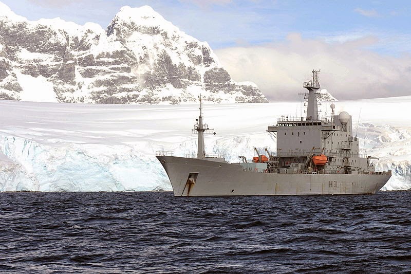 Fuerzas Armadas del Reino Unido  800px-HMS_Scott_At_Anchor_near_Port_Lockroy_in_the_Antarctic_MOD_45152343