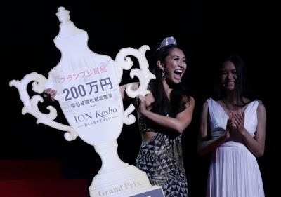 2011 | MU |  Japan  | Maria Kamiyama - Page 2 Winner%2Bwith%2Btrophy