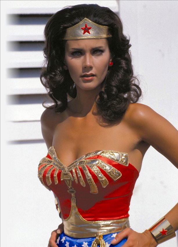 What Hot Chick was on your bedroom wall? - Page 3 Lynda-Carter-la-mujer-maravilla-fotos
