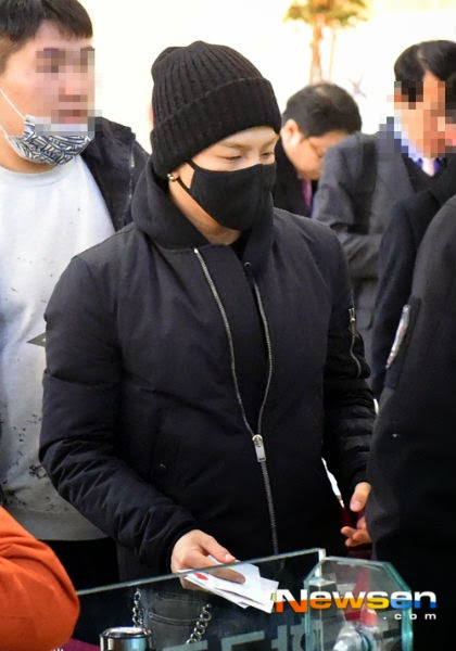 [10/12/14][Pho] Taeyang tại sân bay Incheon đến Bắc Kinh Taeyang-beijing_001