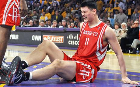 Góc vui nhộn Yao-ming-sitting-court-houston-rockets-nba-funny-photos