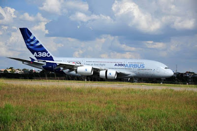 [Internacional] Veja as máquinas em feira de aviação no Chile Airbus3805em700