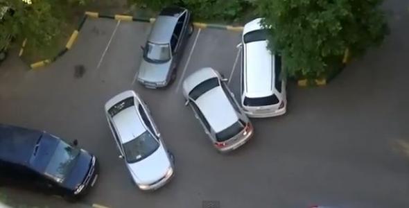 Όταν παρκάρουν δύο γυναίκες... Women_car_drivers