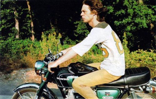 Las motos de los famosos - Página 8 Mick-jagger-on-moto-france1971