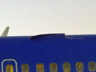 [Internacional] Avião com buraco na fuselagem faz pouso de emergência no Arizona  Aviao_620azaz