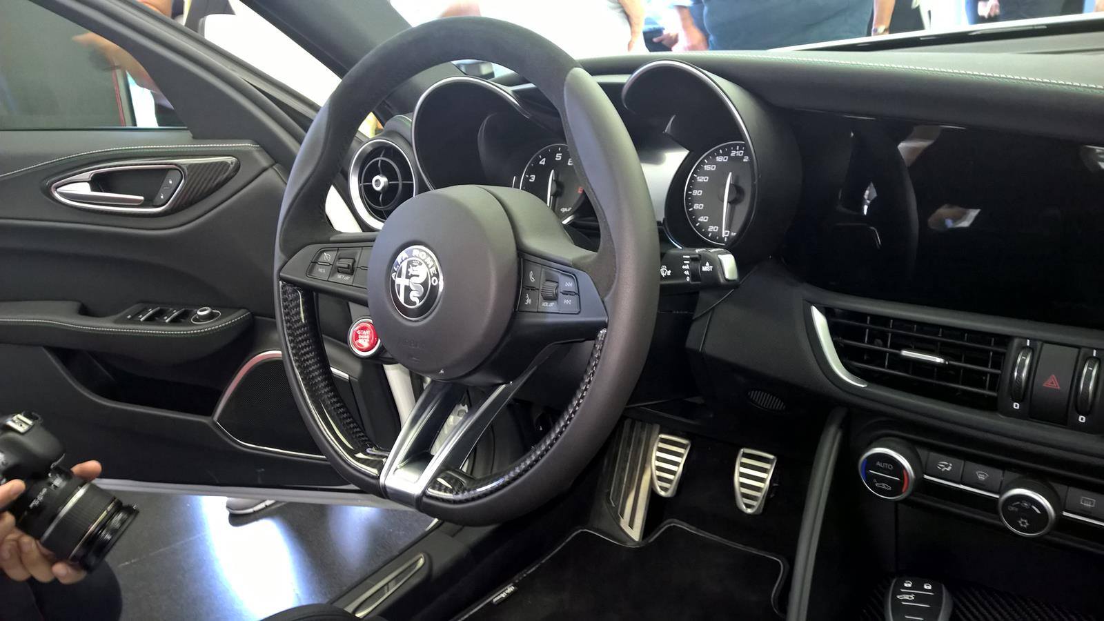 2015 - [Alfa Romeo] Giulia [Tipo 952] - Page 32 Alfa-Romeo-Giulia-QV-interior-2