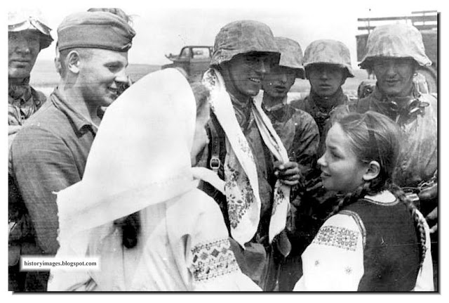 صور نادرة  لفرقة وافين اس اس الالمانية  Waffen-ss-soldiers-welcomed-by-ukrainian-girls