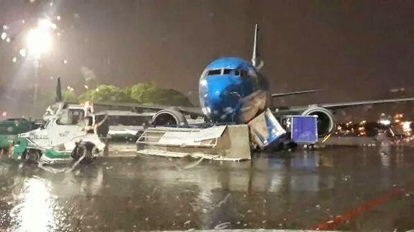 [Internacional] Fotos do forte temporal que atingiu o Aeroparque, em Buenos Aires IMG_14360042625257