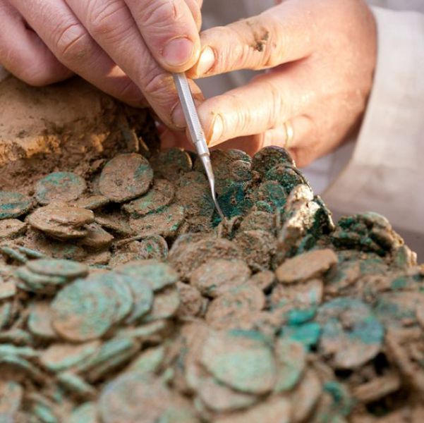 العثور على كنز من العملات الأثرية في بريطانيا‎ A Treasure Of Ancient Coins Found In Britain Treasure_found_after_decades_search-British-640_09