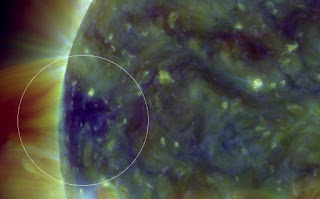Vasto buco coronale sta emergendo dalla superficie solare Uvch_strip