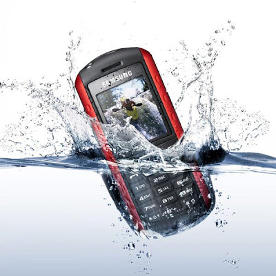 طريقة التعامل مع موبايل سقط فى الماء Samsung_Solid_B2100_Mobile_Phone_Inside_Water