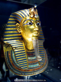  مجوهرات الملك توت عنخ امون  02%2BGolden%2Bfunerary%2Bmask%2Bof%2BTutankhamun