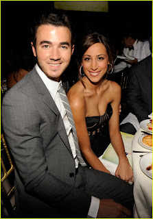 Kevin Jonas en evento Hope for the Children Kevin-danielle-jonas-childrens-gala-01