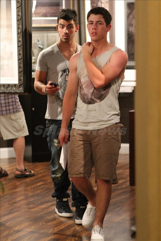 Jonas Brothers: Candids&Noticias > 5 Nick-joe-hawaii-001