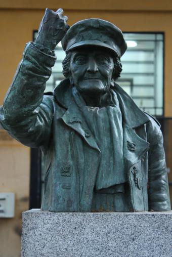 Esculturas rockeras Estatua_homenaje_abuela_rockera