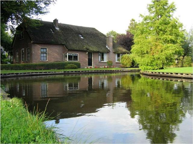 Flag this message Giethoorn, village in Holland with no roads اجمل قرية بالعالم بدون سيارات Giethoorn2