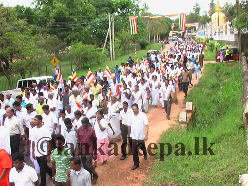 தம்புள்ள ஜும்ஆ பள்ளிவாயலுக்கு காவிஉடை தரித்த கயவர்களின் காட்டுமிராண்டித்தனம் Picture-262