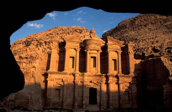 உலக அதிசயங்கள் படங்கள் இணைப்பு .... New-old-7-wonders-petra-jordan_18312_600x450