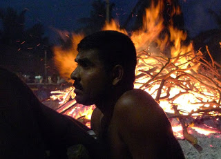 5 Ritual Paling Aneh di Dunia 4-firewalking-udappu-sri-lanka