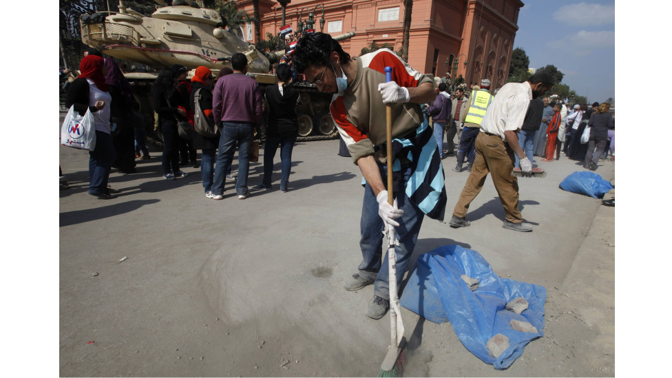 من ميدان التحرير  110212152053_egypt_cleaning_976x549_reuters_nocredit