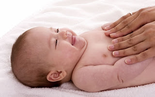  التدليك المنتظم يساعد فى شفاء العضلات Baby-massage