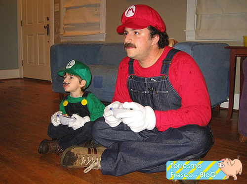 Qual o jogo que você joga online? Mario-e-luigi-jogando-videogame