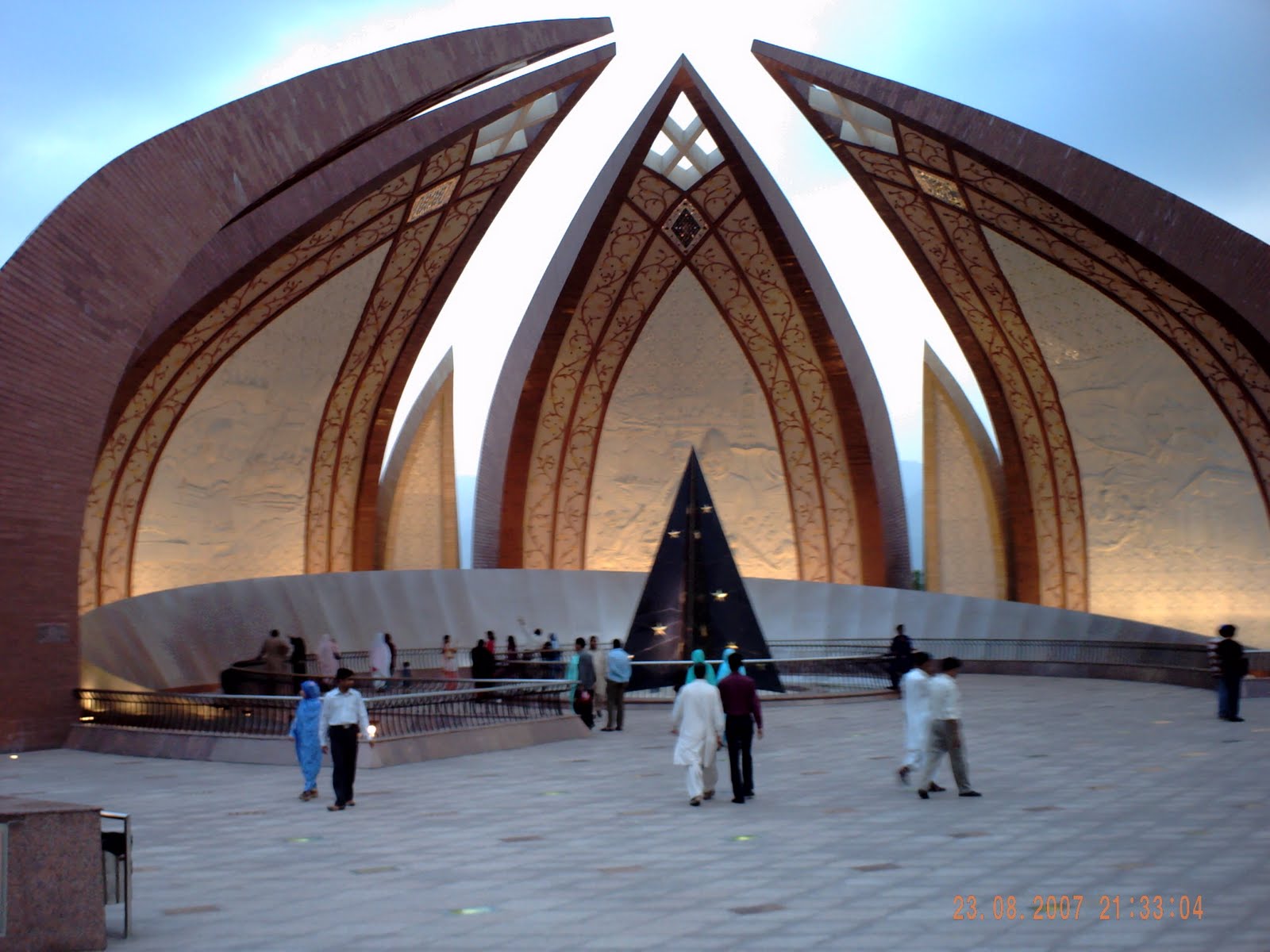 பாக்கிஸ்தானின் அழகான இடங்கள் Pakistan_monument