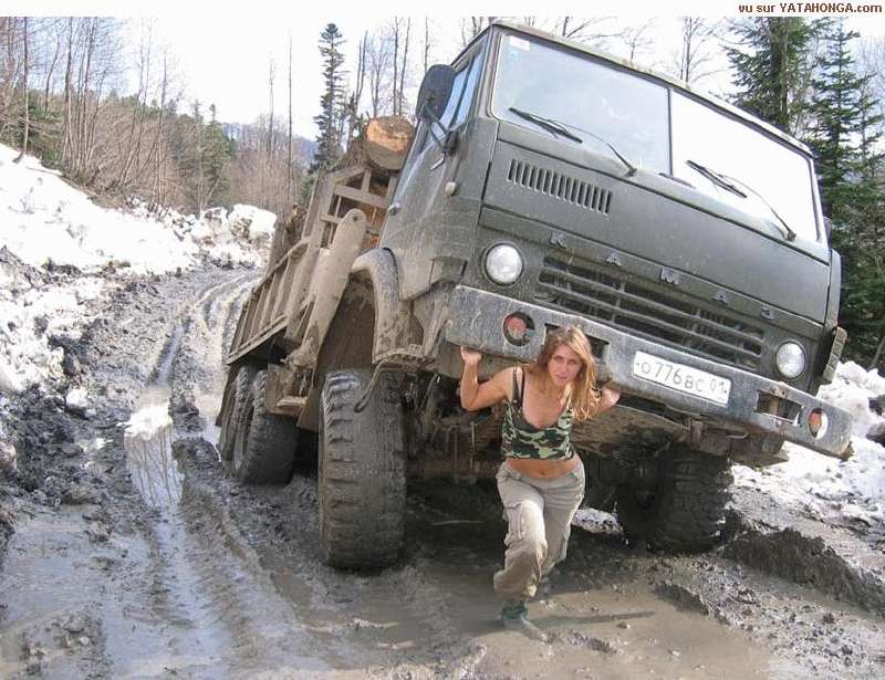 oh les jolie voiture  - Page 16 Girl_Kamaz