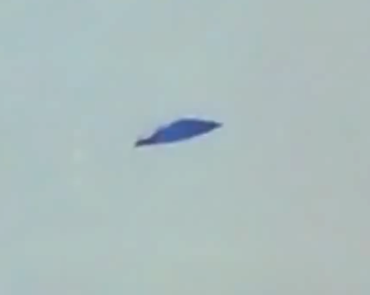 UFO disk over Netherlands on April 11, 2014  A