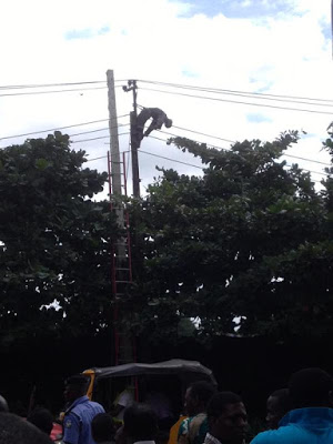 PHCN Official Electrocuted On A Pole At Police College In Lagos Nepa2