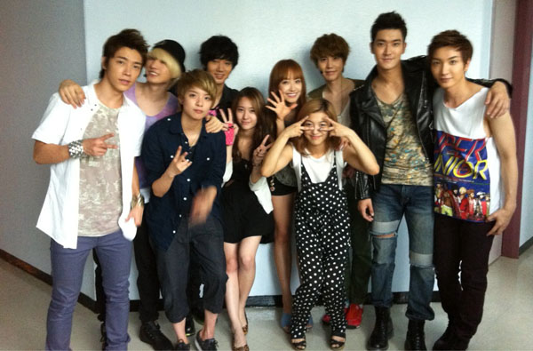 [07.08]Les F(x) soutiennent les Super Junior [Photos/Twitter] 20110807_superjunior_fxsupport