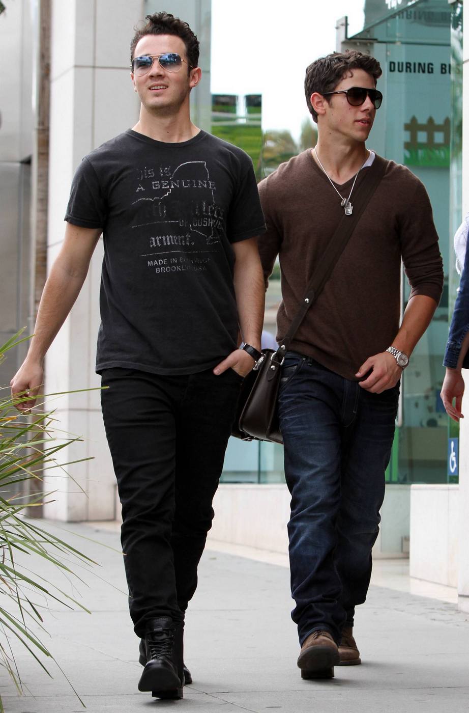 Kevin y Nick Jonas comprando regalos de último minuto?  JW_KevNickoutLA_050811_HQ-004