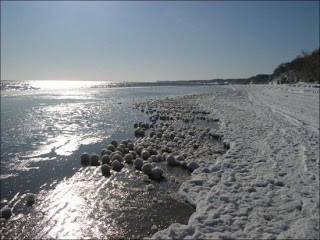 كرات الثلج في بحيره ميتش((سبحـــــــان الله)) Lake-michigan-ice-balls-3-727136