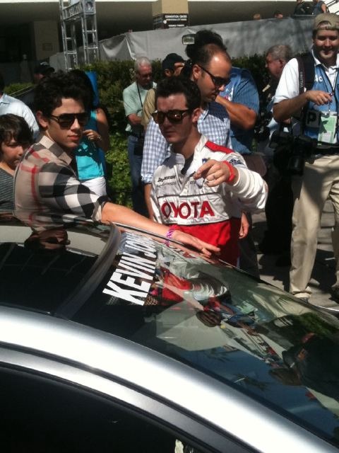 Fotos de Kevin Jonas en la Carrera de Celebridades. Itt91