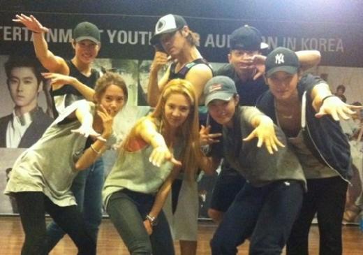 صورة لبعض اعضاء SNSD, Super Junior و EXO في التدريب ! 2012081809213084078_1