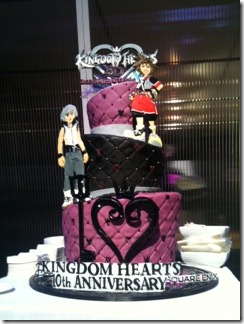 Que tal um bolo da Square Enix? Kh25th_cake_thumb