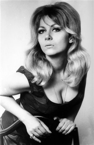 Adivina la película por la imagen - Página 11 Ingrid_pitt