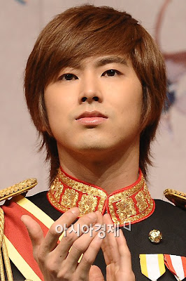 [PICS] yunho en conferencia sobre musica Wlof06i3