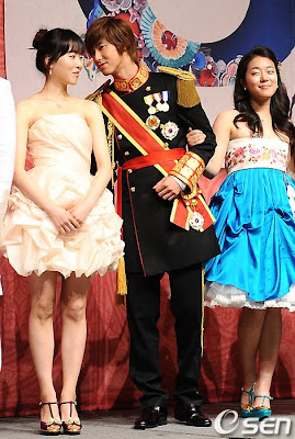 [PICS] yunho en conferencia sobre musica Pzmylfhe