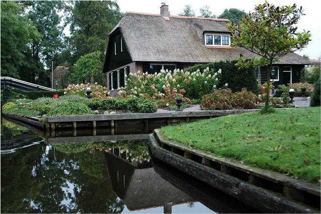 நெதர்லாந்து அருமையான படங்கள். Town%2Bwith%2BNo%2Bfrom%2BGiethoorn%2BNetherlands%2B(8)