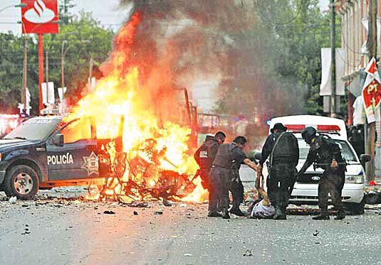 Atacan con explosivos un convoy de la Policía Federal en Ciudad Juárez Bomba_juarez