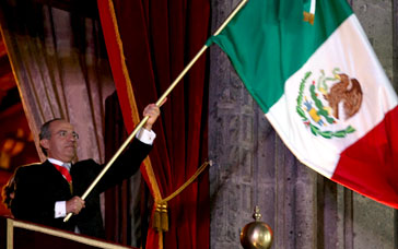 Peña nieto Pifias  mas recientes...... De cada día!!!!! - Página 5 Felipe-calderon-grito-de-la-independencia-bicentenario-2010-mexico