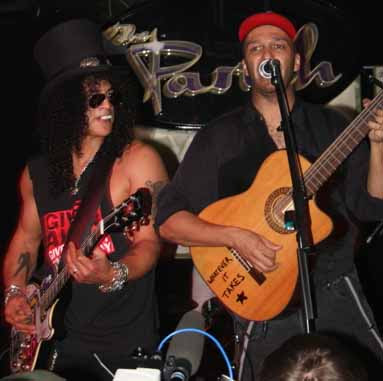 SLASH toco con el guitarrista de Audioslave. Post0008-SlashMorello(Photo-VillageVoice.com)