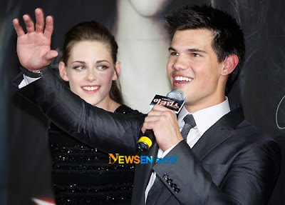 Kristen Stewart And Taylor Lautner at Fan Event in Korea Korean01