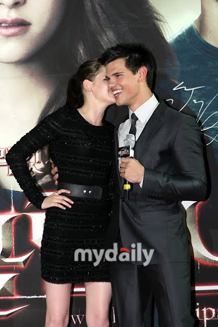 Kristen Stewart And Taylor Lautner at Fan Event in Korea Korean10