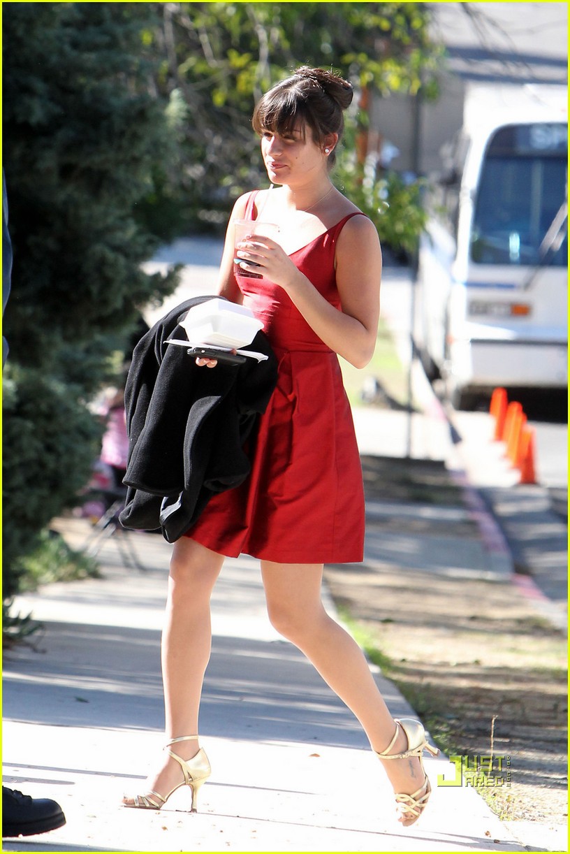 Spolier]: Lea La Dama De Rojo?? & Fotos Del Set! [Actializado] Lea-michele-is-the-lady-in-red-01