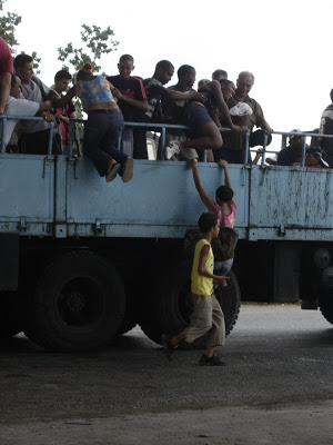 FOTOGALERIA DE LA COTIDIANIDAD EN CUBA  SubiendoGuaguaCamion