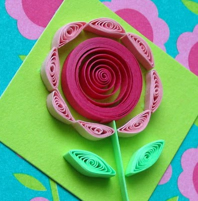 اشكال لف الورق بطاقات وغيرهااا  Gift-card-flower-close-up